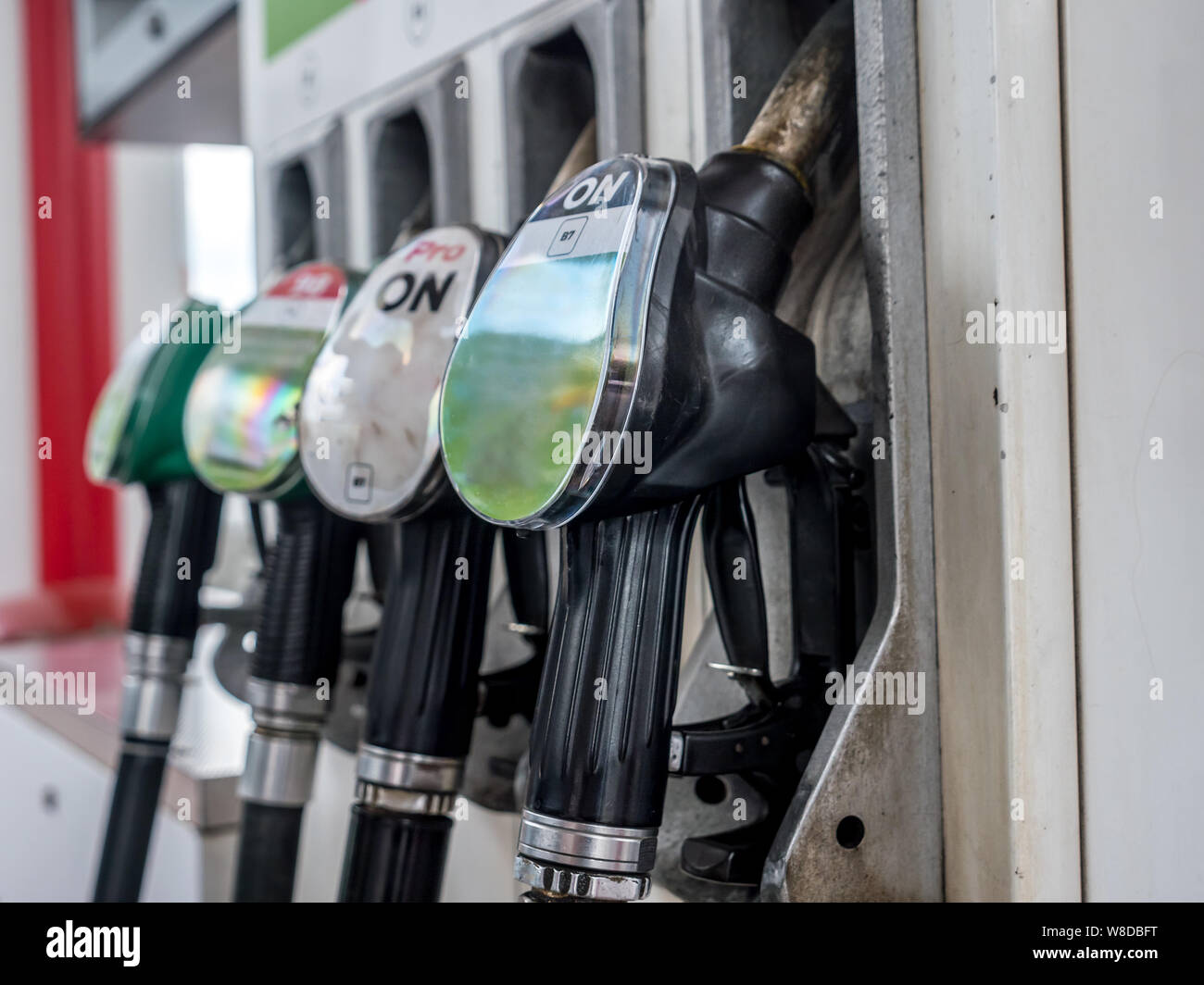 Tankstelle Pumpen mit Diesel, Bleifrei 95 und 98 Mengenteiler Stockfoto