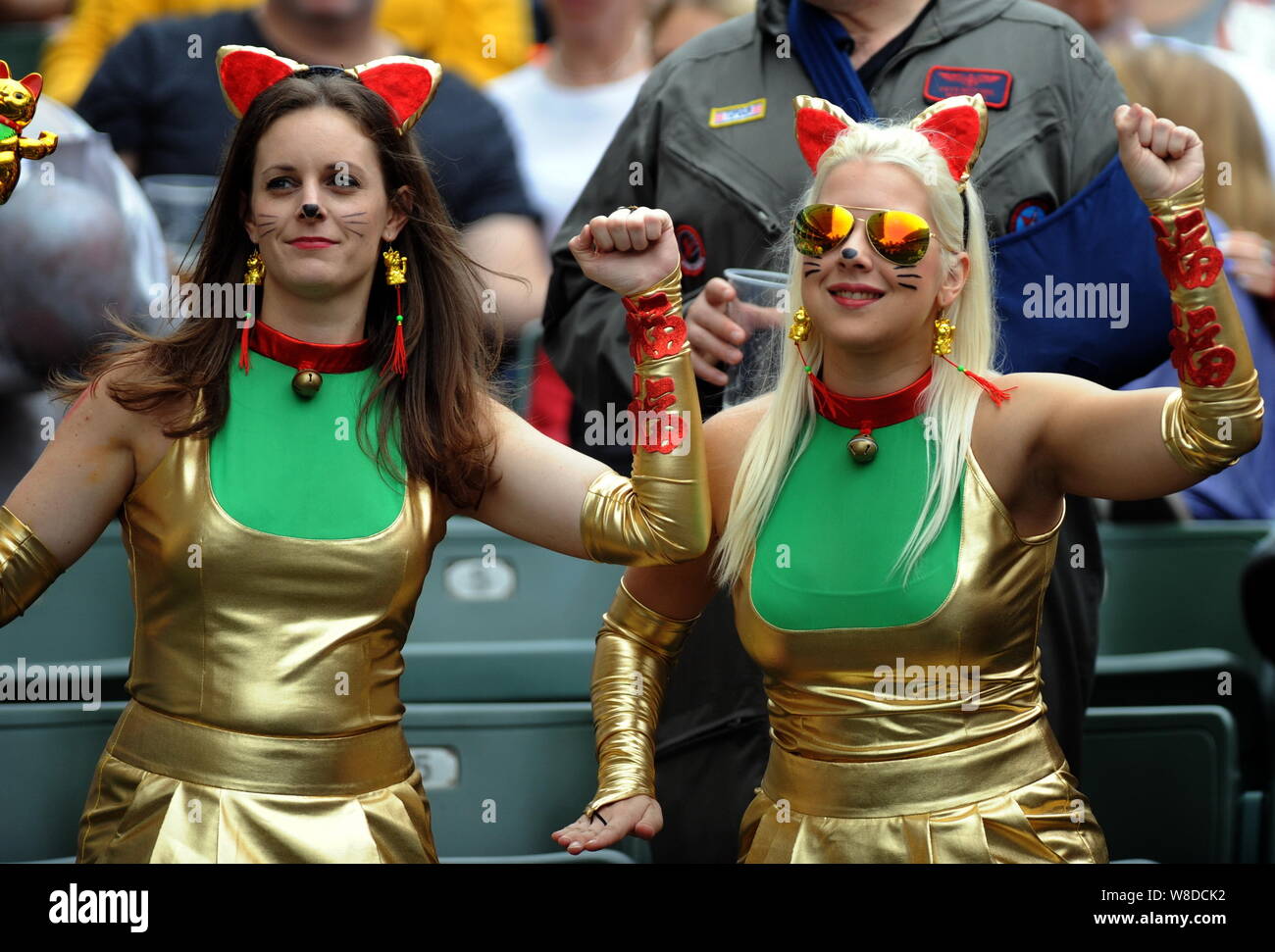 Weibliche Fans tanzen während ein Rugby Spiel der Hong Kong 7 2015 in Hongkong, China, 28. März 2015. An der Hong Kong Rugby Sevens 120.000 Menschen Stockfoto