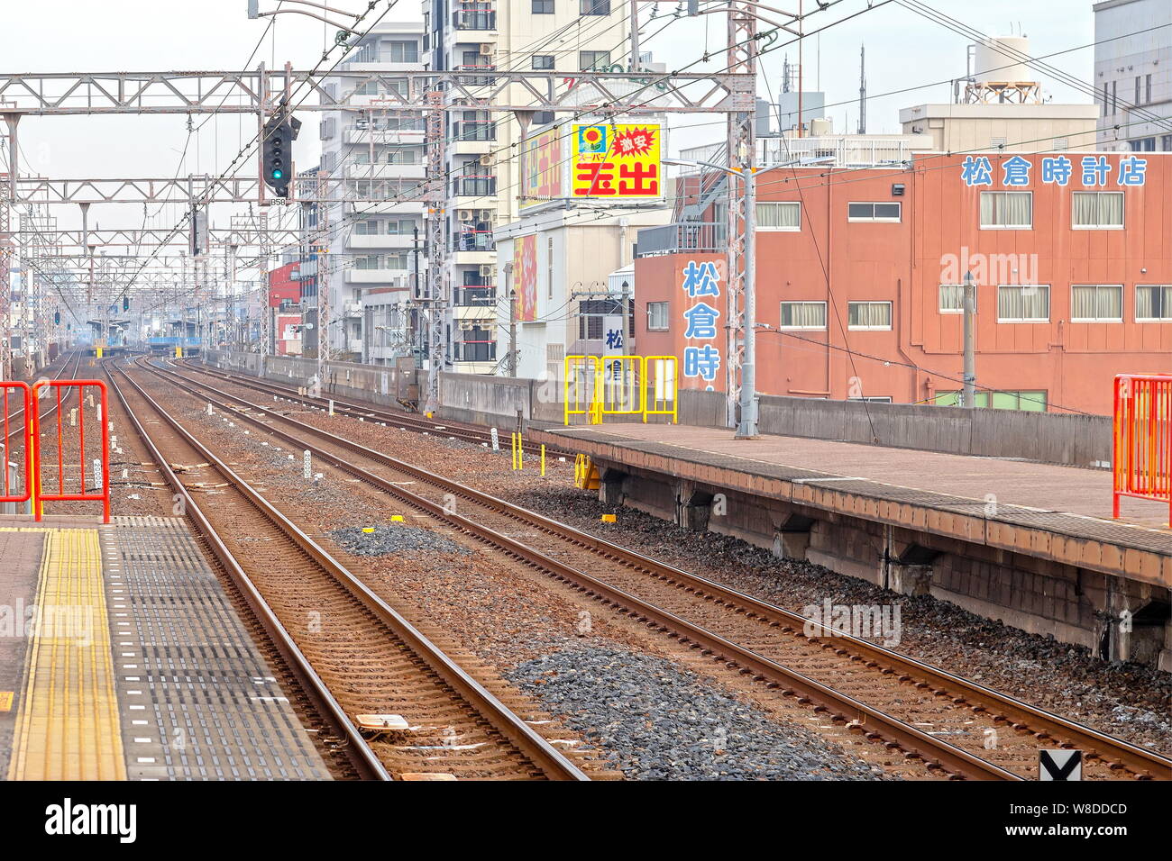 Osaka, Japan - 21 November 2018 - die Eisenbahnen sind das wichtigste Mittel der Personenbeförderung in Japan. Stockfoto