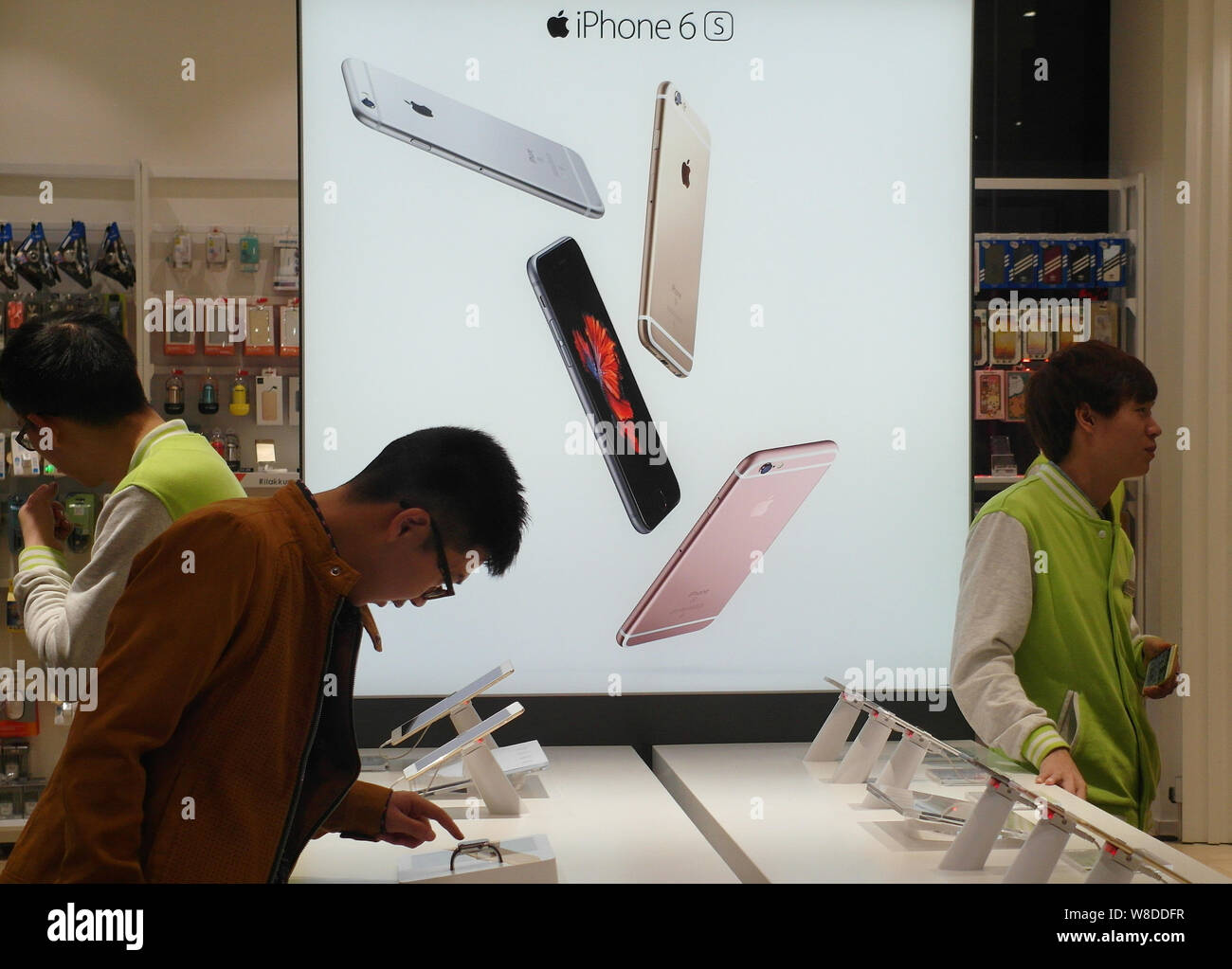 ---- Ein Kunde versucht, einem Apple Watch in einem Apple Store in Yichang Stadt erobert, der Central China Provinz Hubei, 5. November 2015. China's f Stockfoto