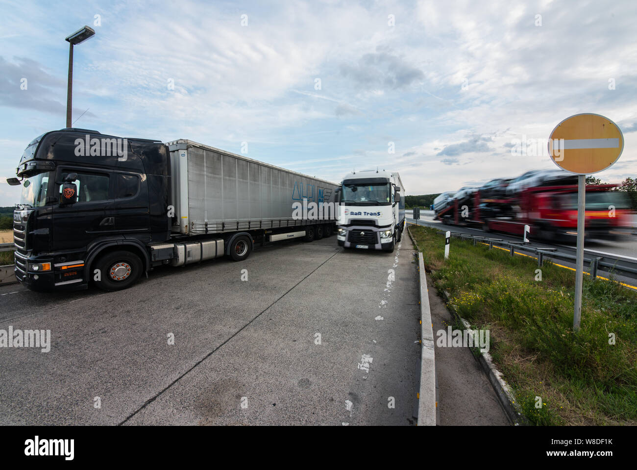 08.August 2019 Hessen, Ober-Mörlen: Hessische Autobahnen fehlen Hunderte von LKW-Parkplätze. Lkw-Fahrer also nach Not-aus-Buchten oder Ein- und Ausfahrten, um Park und mit ihre Ruhezeiten einhalten. (Dpa-Meldung "LKW-Parkplätze an Autobahnen regelmäßig überlastet") Foto: Andreas Arnold/dpa Stockfoto