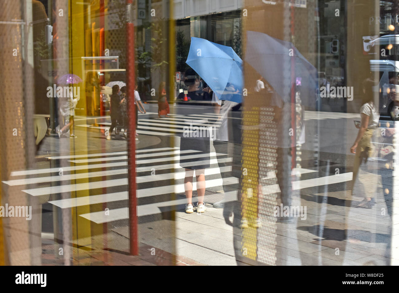 Fußgänger im Einkaufsviertel Ginza Schutz vor der Sonne mit Sonnenschirmen am 9. August 2019 in Tokio, Japan. Japans Hauptstadt verzeichnete ihren 17. nachfolgenden Tag seit Juli 24 mit Temperaturen über 31 C. Credit: Marie Froger/LBA/Alamy leben Nachrichten Stockfoto