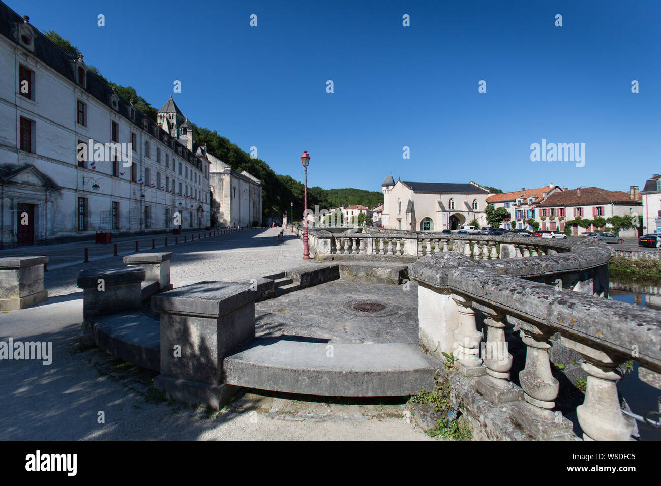 Brantome en Périgord, Frankreich. Malerische Aussicht auf den Boulevard Charlemagne durch den Fluss Dronne, mit der Abtei von Brantome auf der linken Seite. Stockfoto