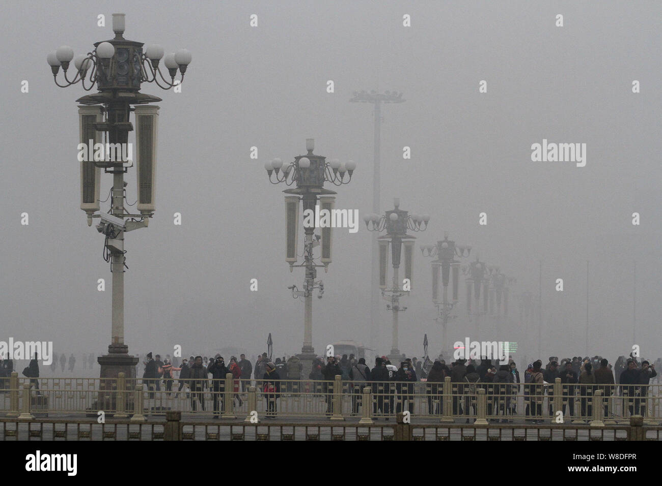 Touristen besuchen Sie den Platz des Himmlischen Friedens in schweren Smog in Peking, China, 1. Dezember 2015. Die Schulen in Peking wurden bestellt, Studenten drinnen zu halten Dienstag ( Stockfoto