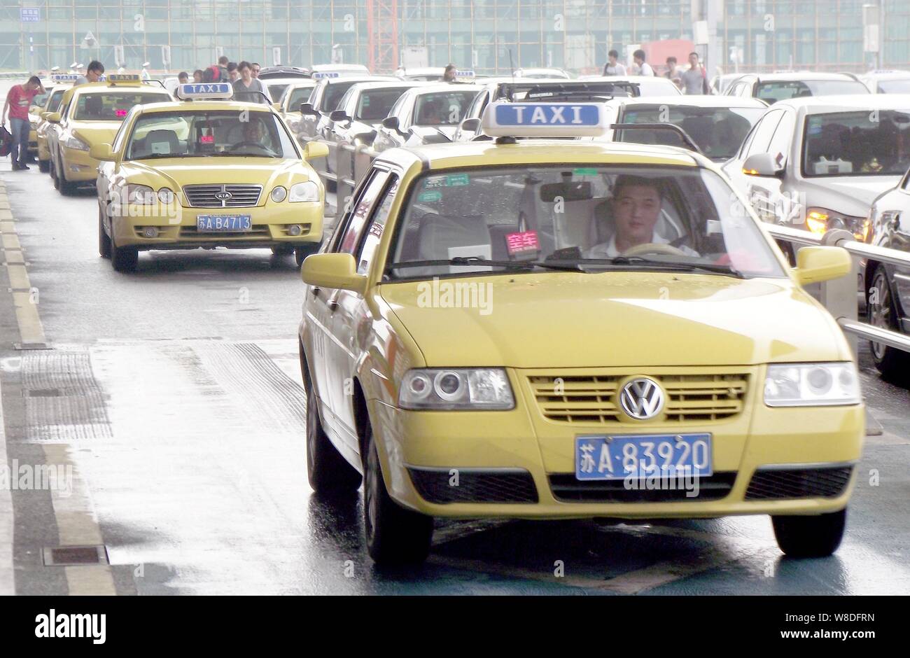---- Taxis fahren auf einer Straße in Nanjing, Provinz Jiangsu im Osten Chinas, 24. August 2014. Die Regulierungsbehörden sind viel versprechende Veränderungen in China's Taxi indu Stockfoto
