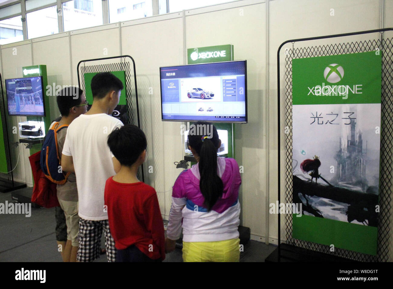 ---- Chinese Kids spielen eine elektronische Spiel auf einem Microsoft Xbox Spielkonsole während der Shanghai Buchmesse 2015 in Shanghai, China, 21. August 2. Stockfoto