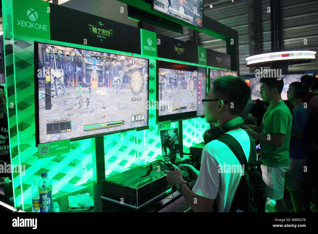 ---- Besucher Spielen elektronischer Spiele auf Microsoft XBOX Spielkonsolen während des 13 China Digital Entertainment Expo, auch als ChinaJoy bekannt Stockfoto