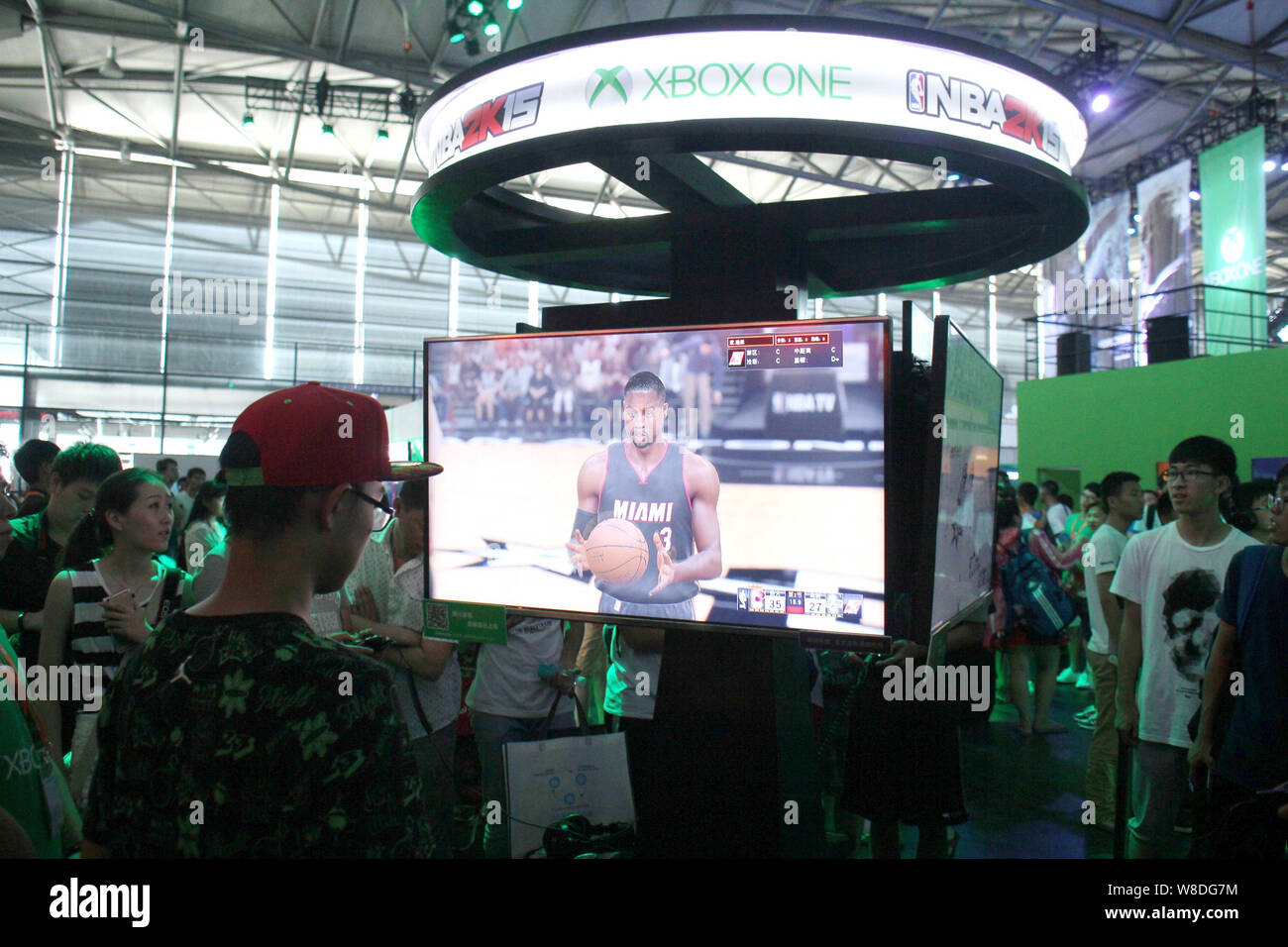 ---- Besucher spielen Das elektronische Spiel NBA 2K15 auf Microsoft XBOX Spielkonsolen während des 13 China Digital Entertainment Expo, auch bekannt Stockfoto