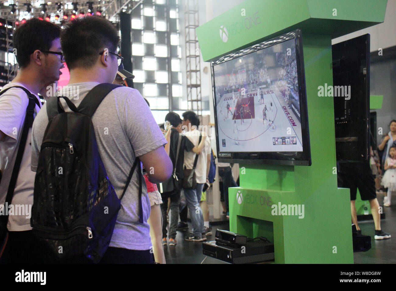 ---- Besucher spielen Das elektronische Spiel NBA 2K15 auf einem Microsoft Xbox Spielkonsole während des 11 China Internationale Comics und Spiele Expo (C Stockfoto
