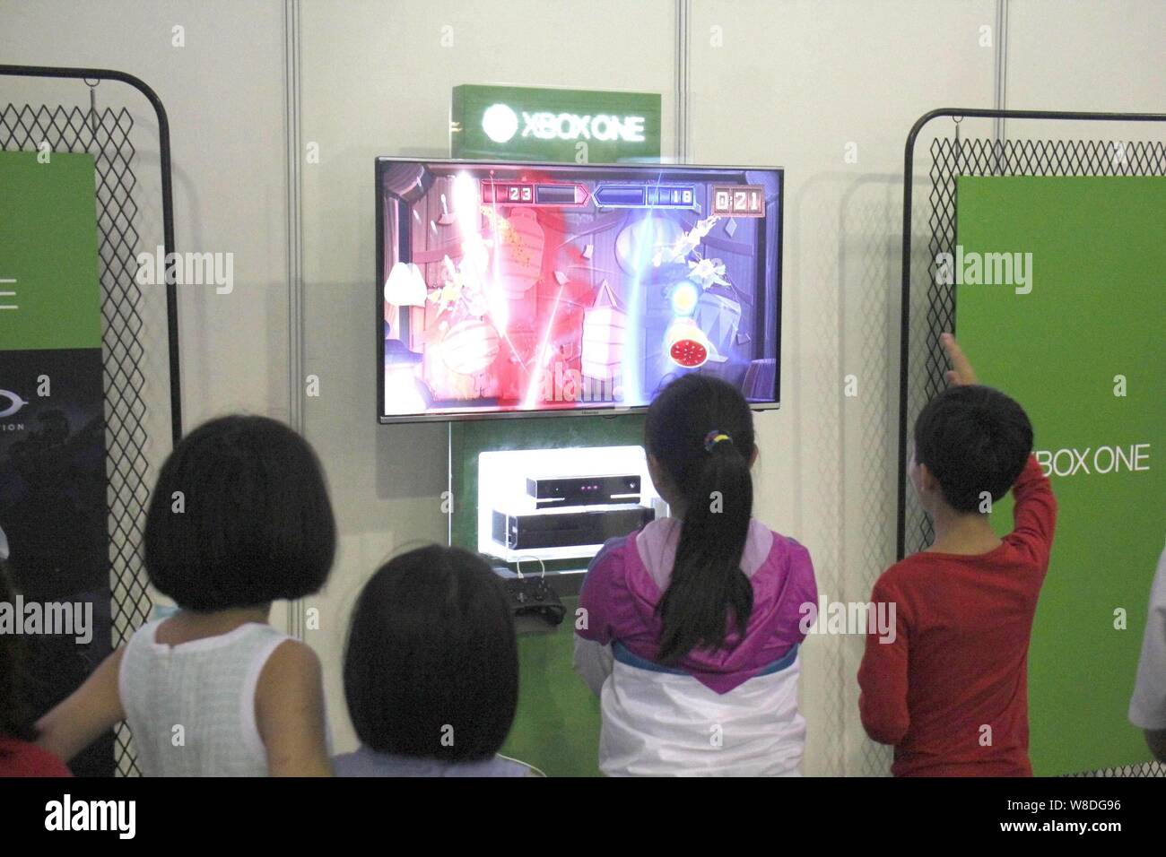 ---- Chinese Kids spielen eine elektronische Spiel auf einem Microsoft Xbox Spielkonsole während der Shanghai Buchmesse 2015 in Shanghai, China, 21. August 201 Stockfoto