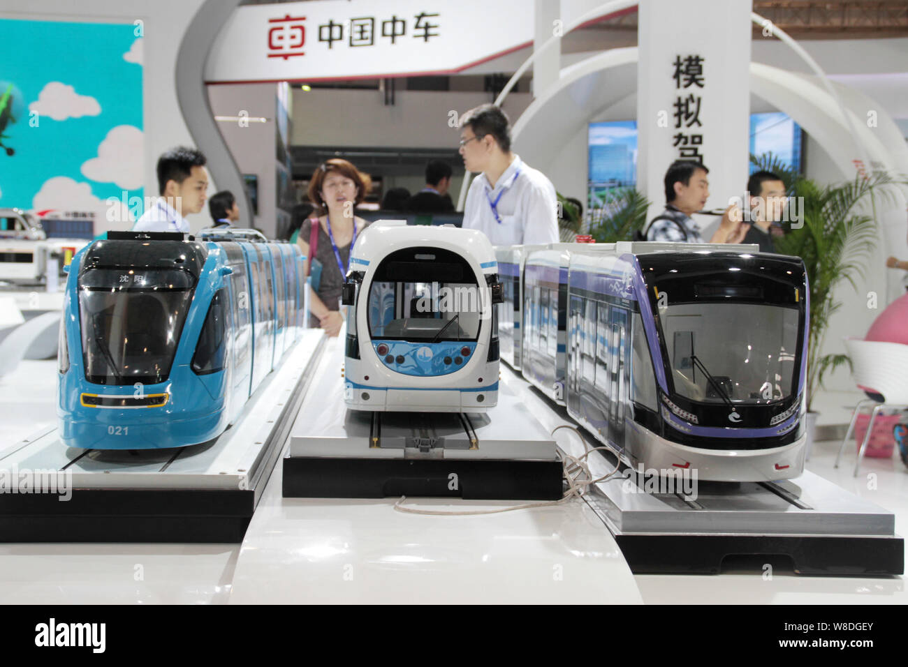 ---- Besucher Blick auf Modell U-Bahnen auf dem Display am Stand von Crrc (China Eisenbahnrollmaterial Corporation) während der Beijing 2015 Interna Stockfoto