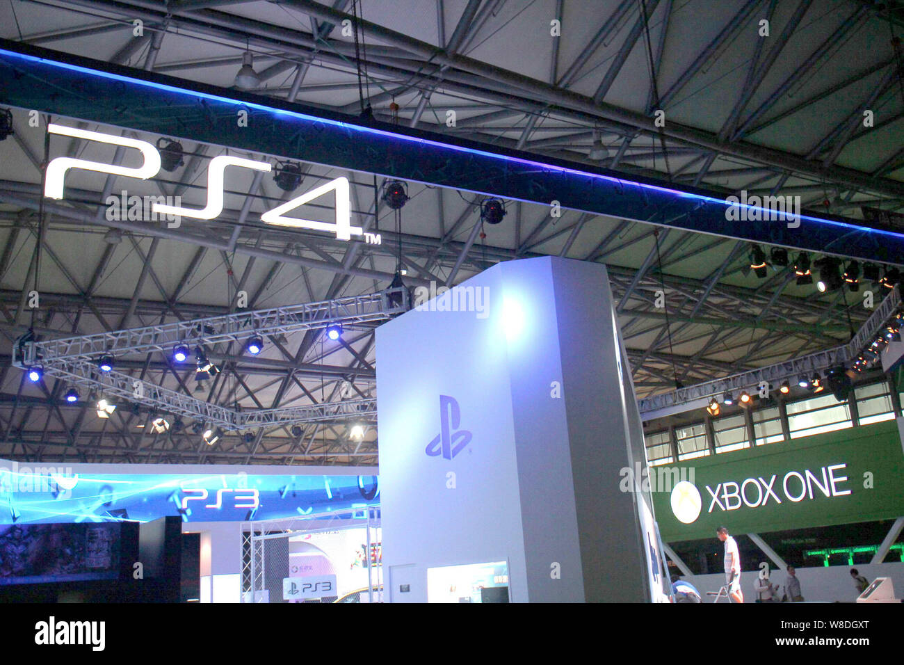 ---- Blick auf den Ständen der Sony PlayStation 4 (PS4) und XBOX Eine während der 12. China Digital Entertainment Expo, auch als ChinaJoy 2014 bekannt, in Stockfoto