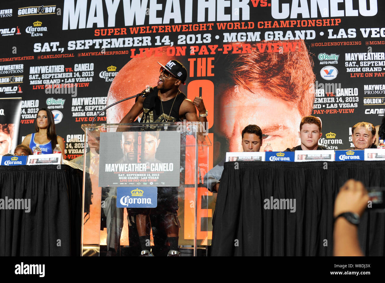 Boxer Floyd Mayweather Jr spricht und Oscar De La Hoya (r) an der Presse Konferenz in Los Angeles. Live am 2. Juli 2013 in Los Angeles, Kalifornien. Stockfoto