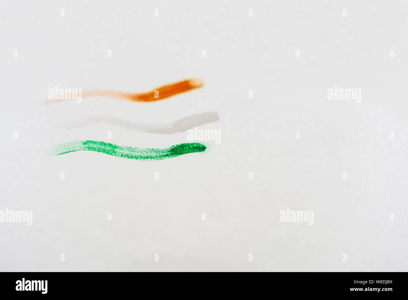 Die indische Trikolore auf weißem Papier mit Kopie Raum gemalt. Stockfoto