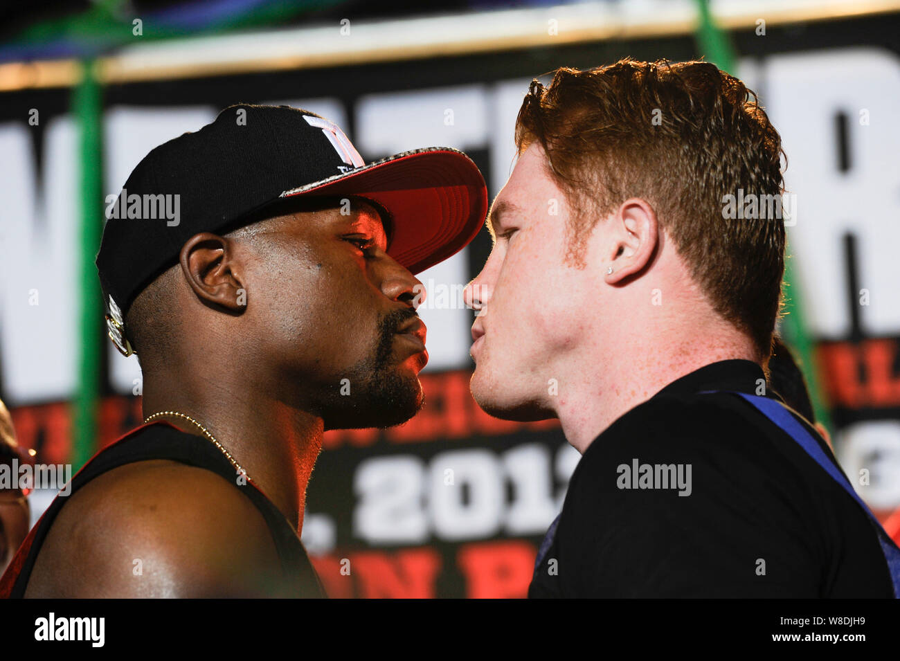 Boxer Floyd Mayweather Jr. Und Saul "CANELO" Alvarez Gesicht weg auf einer Presse Konferenz in Los Angeles. Live am 2. Juli 2013 in Los Angeles, Kalifornien. Stockfoto