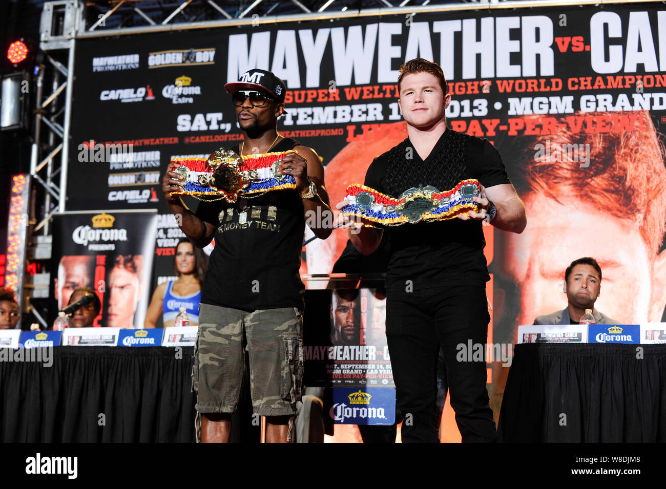 Boxer Floyd Mayweather Jr. Und Saul "CANELO" Alvarez an dem einen drücken Sie Konferenz in Los Angeles. Live am 2. Juli 2013 in Los Angeles, Kalifornien. Stockfoto