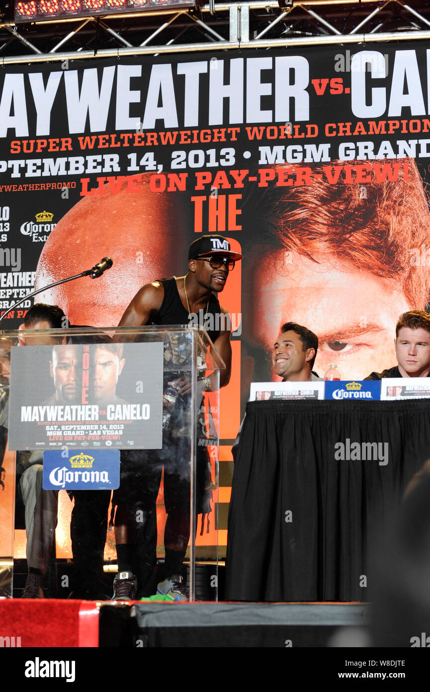 Boxer Floyd Mayweather Jr spricht und Oscar De La Hoya (r) an der Presse Konferenz in Los Angeles. Live am 2. Juli 2013 in Los Angeles, Kalifornien. Stockfoto