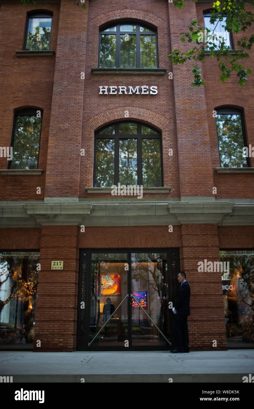 ---- Ein Wachmann steht vor der Maison Hermes in Shanghai, China, 25. September 2014. Die luxusgüter Teekocher Hermes berichtet von einer Stockfoto