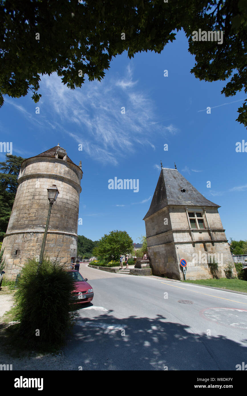 Brantome en Périgord, Frankreich. Malerische Ansicht des historischen runden Brantome's Tower und Renaissance-Pavillon auf dem Boulevard Charlemagne. Stockfoto