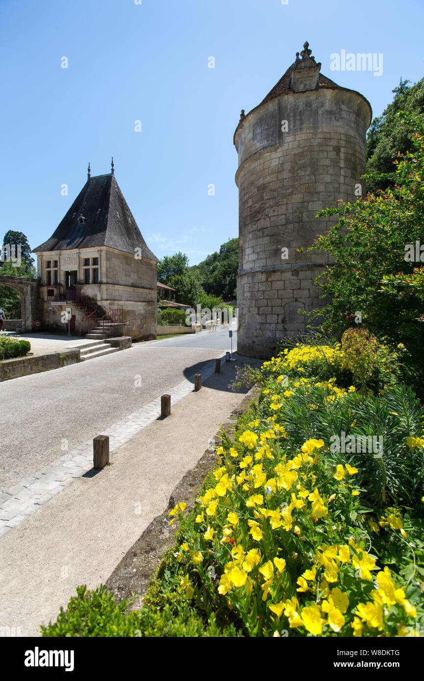 Brantome en Périgord, Frankreich. Malerische Ansicht des historischen runden Brantome's Tower und Renaissance-Pavillon auf dem Boulevard Charlemagne. Stockfoto