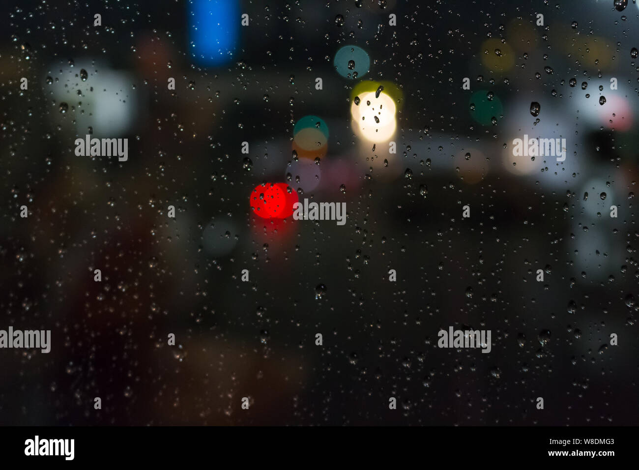 Regen auf Glasscheibe schöne Bokeh an einem Flughafen genommen Stockfoto