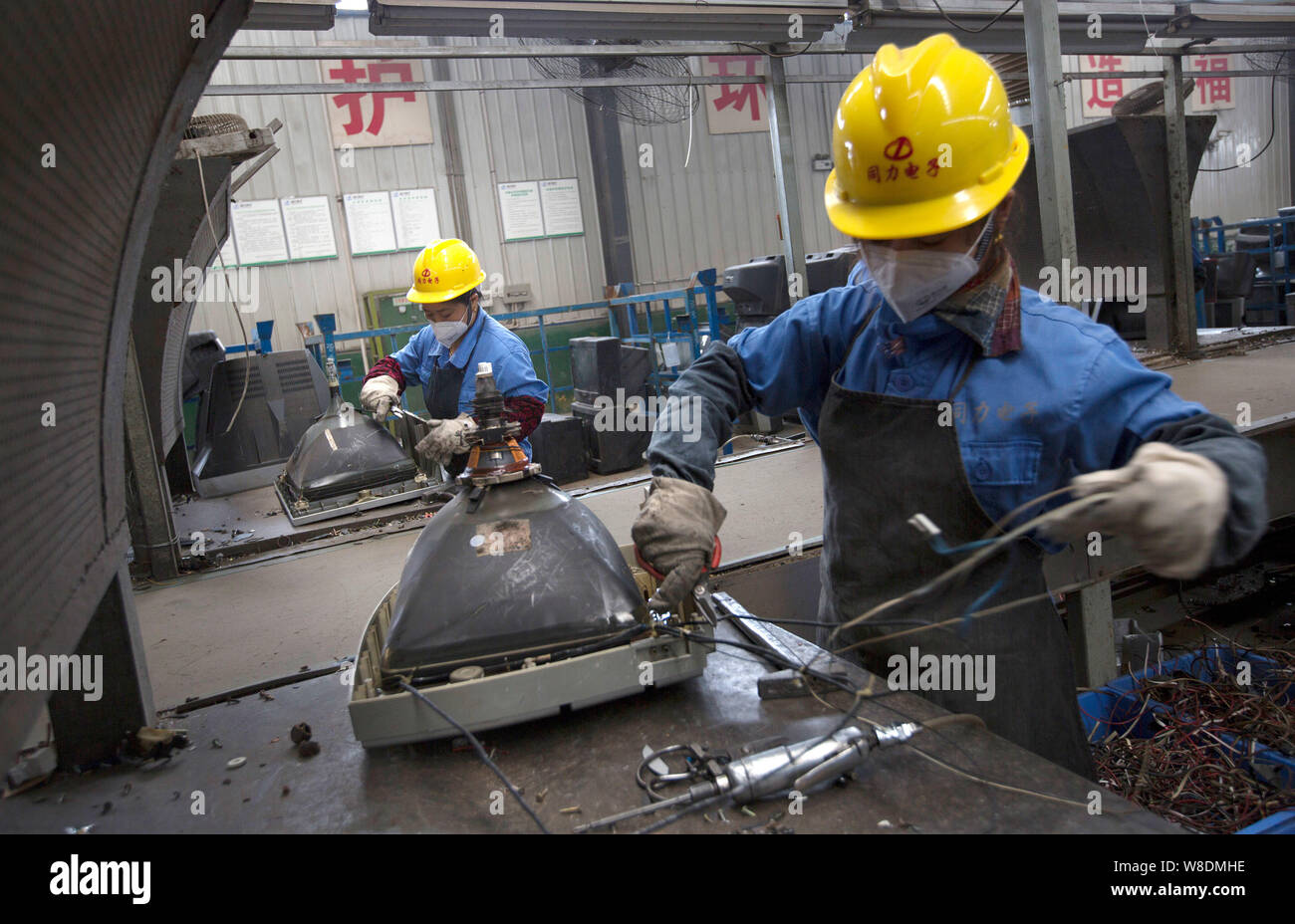 Die chinesischen Arbeiter zerlegen Rohr Fernsehen in einer Anlage in der Miluo Kreislaufwirtschaft Industrial Park in Miluo Stadt setzt, der Central China Hunan provinc Stockfoto