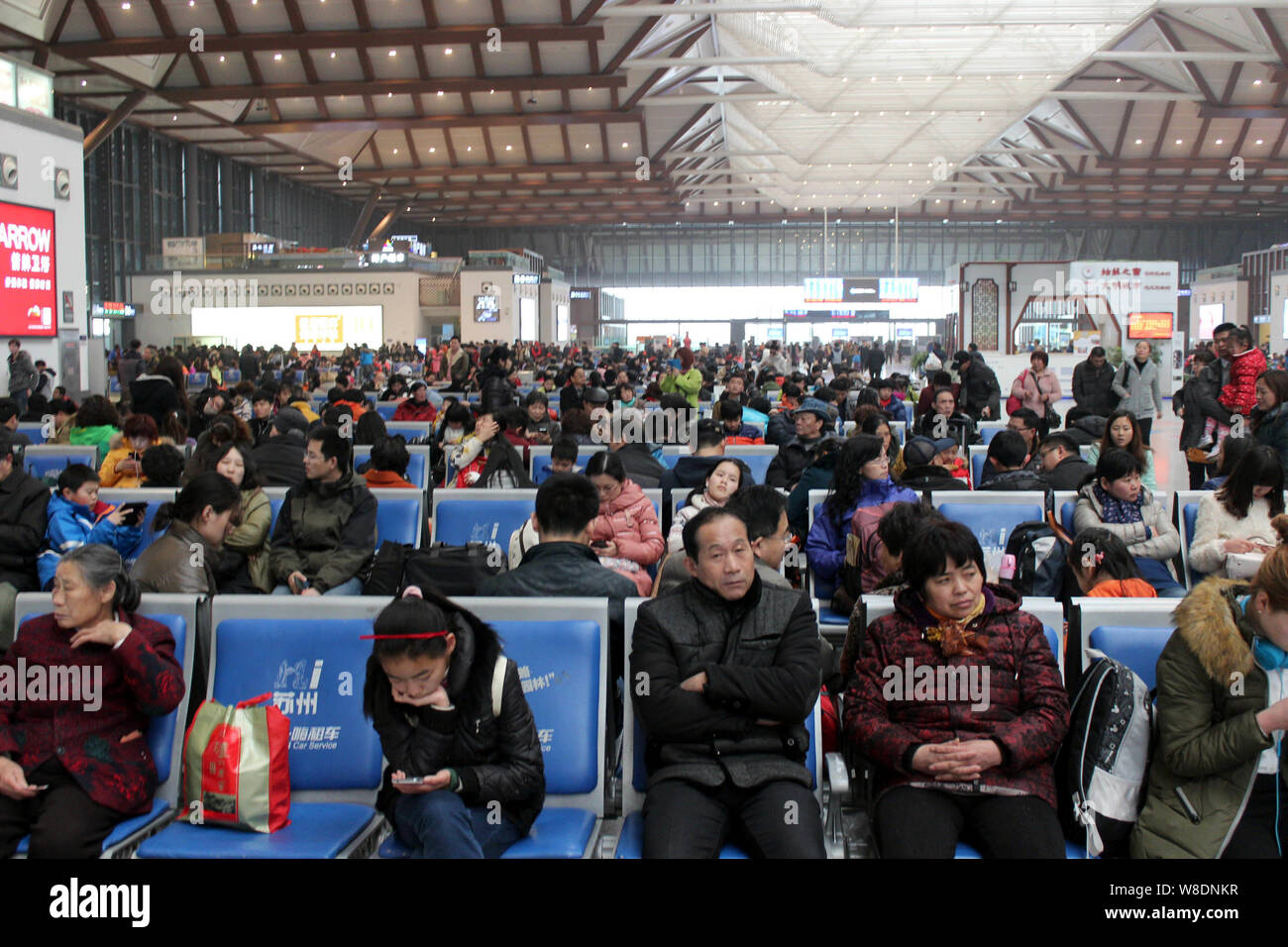 Chinesische Passagiere, die Rückkehr aus dem Chinesischen Neujahrsfest oder Spring Festival Warten am Bahnhof in Suzhou Suzhou Stadt zu arbeiten, East China Stockfoto