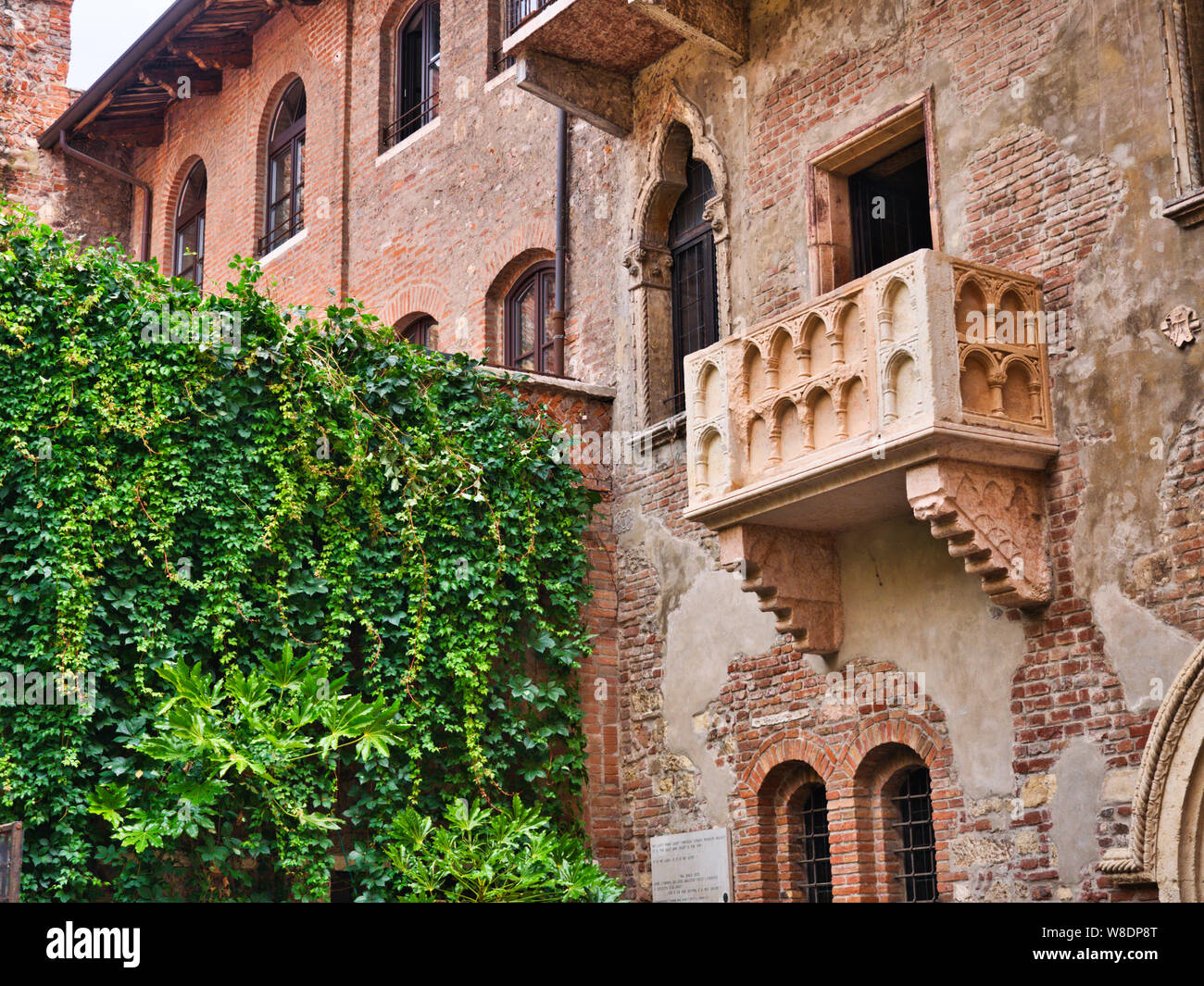 Balkon von Julias Haus in Verona vom Innenhof während des Tages gesehen Stockfoto