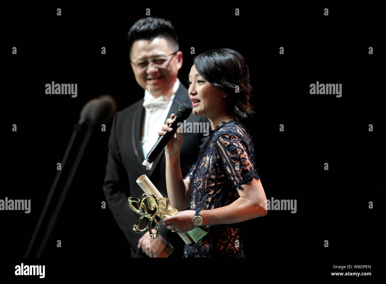 Chinesische Schauspielerin Zhou Xun, rechts, spricht nach dem Gewinn der Beste Hauptdarstellerin bei der Abschlussfeier für die 21 Shanghai Television Festival in Shan Stockfoto