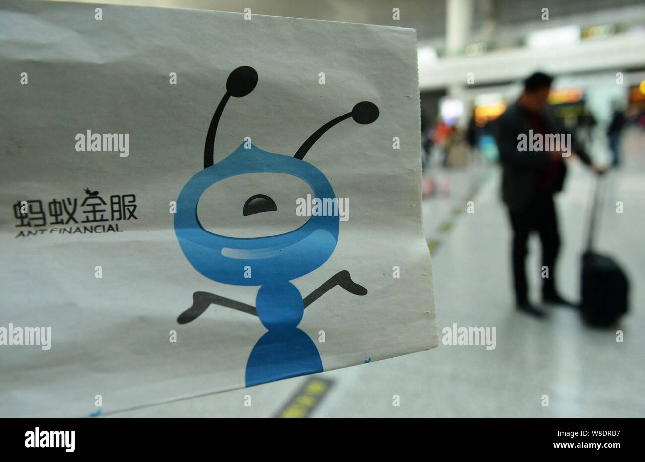 ------ Einer lokalen chinesischen Bewohner schaut auf eine Werbung für Ant Financial Services, eine Tochtergesellschaft der Chinesischen e-commerce Riese Alibaba Group, im Hang Stockfoto