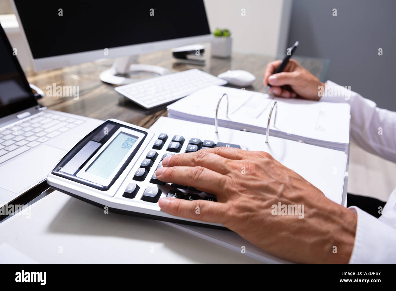 Buchhalter Arbeiten Im Büro auf finanzielle Dokumente Stockfoto