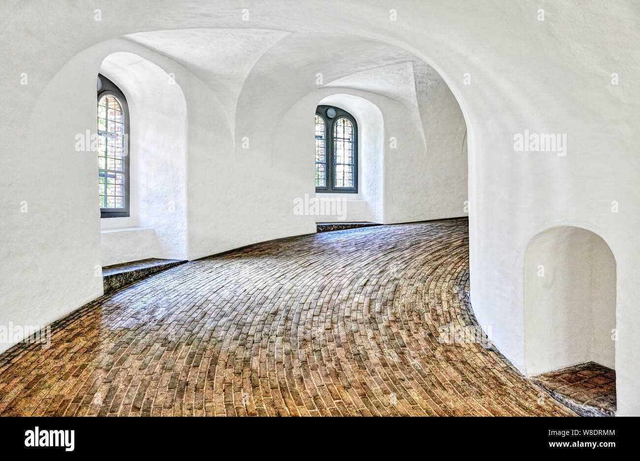 Runder Turm Innenraum. Licht von zwei Fenstern beleuchtet die kalkhaltigen Gewölbe und Spirale Auffahrt im Inneren des alten runden Turm von Kopenhagen Stockfoto