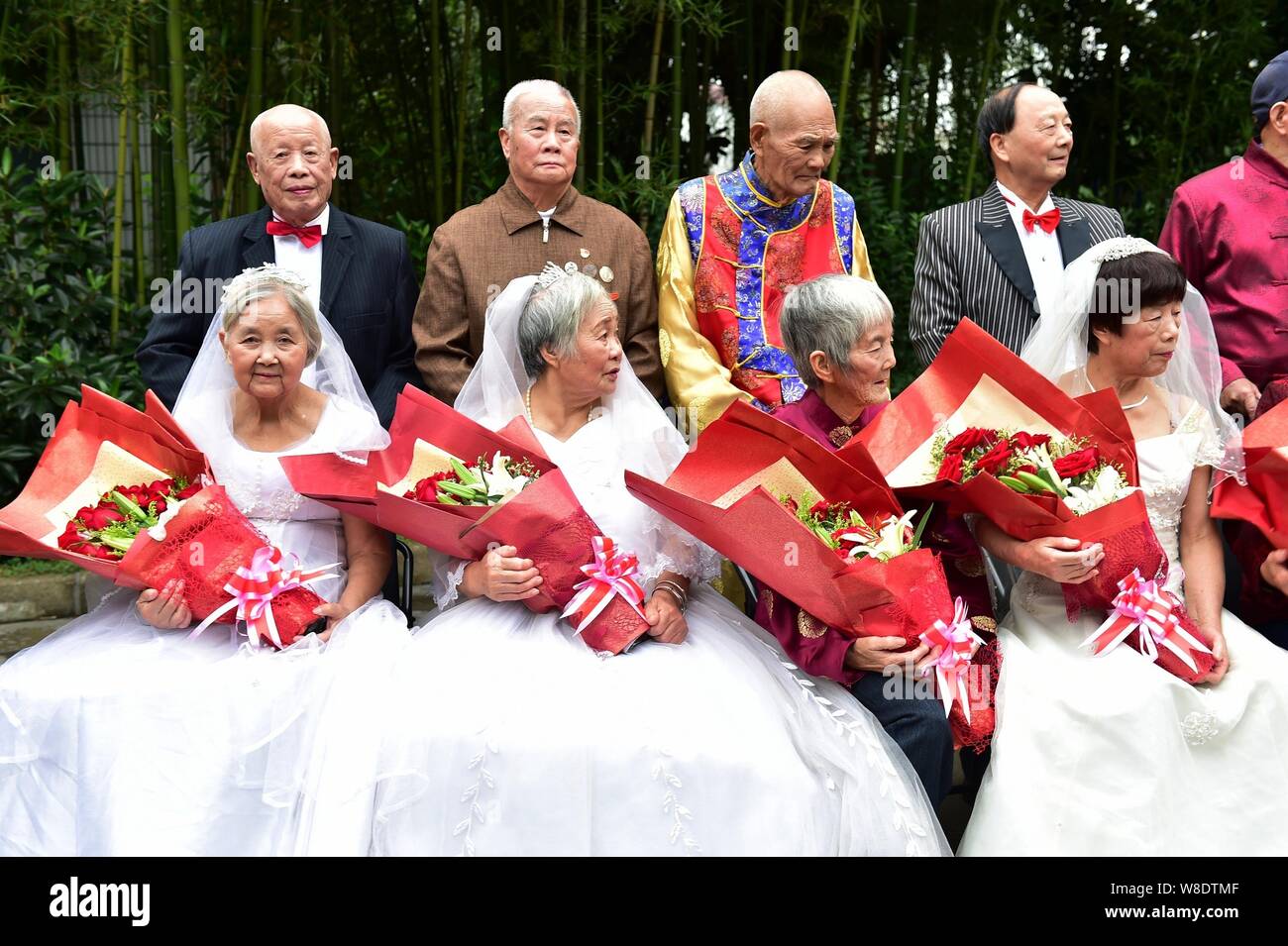 Ältere Paare für Hochzeit Fotos stellen ihre Hochzeit Jubiläen ein Foto der Preisverleihung in Yiwu Stadt zu feiern, der ostchinesischen Provinz Zhejiang, 22. Stockfoto