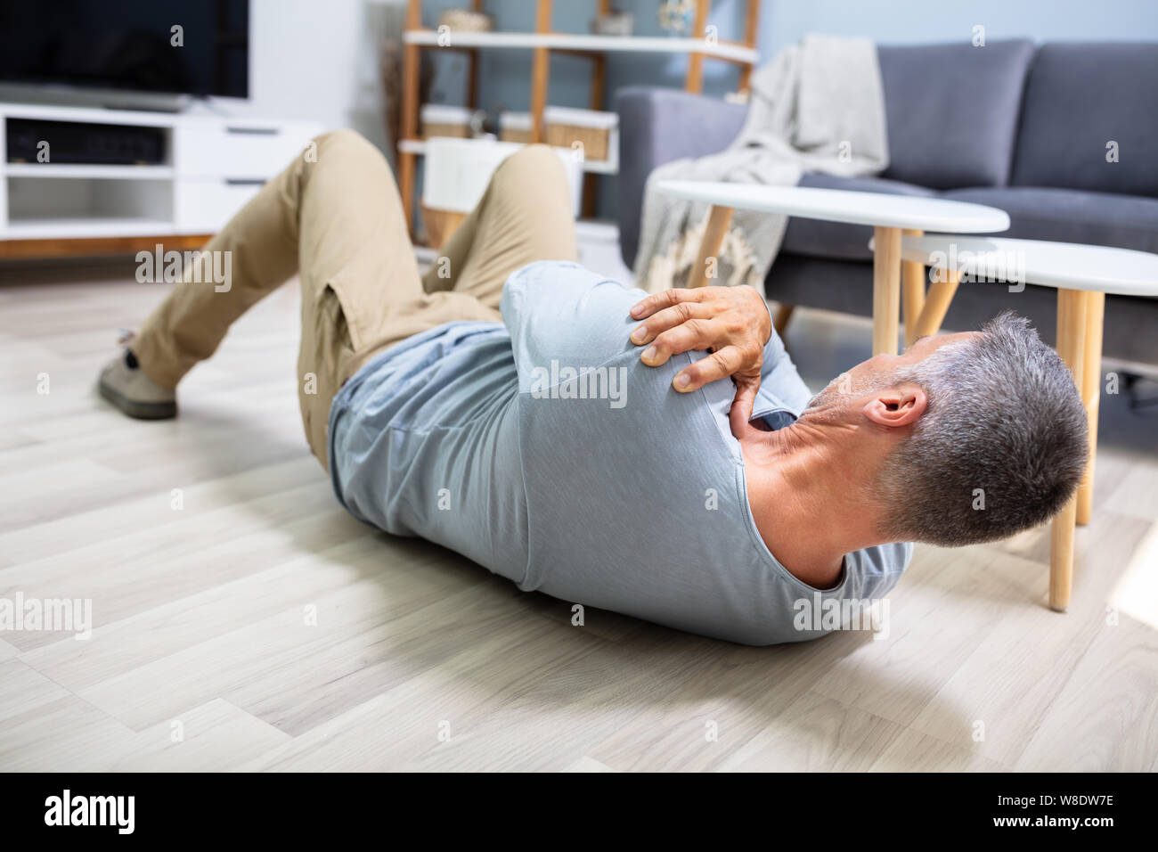 Mann gefallen auf dem Boden Schmerzen liegen auf dem Boden nach Unfall Stockfoto