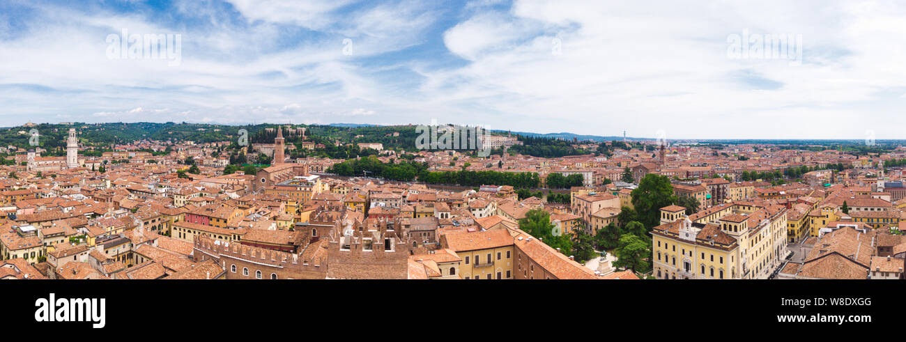 Panoramablick auf den Nordosten der Stadt Verona aus dem Lamberti Turm im Laufe des Tages Stockfoto