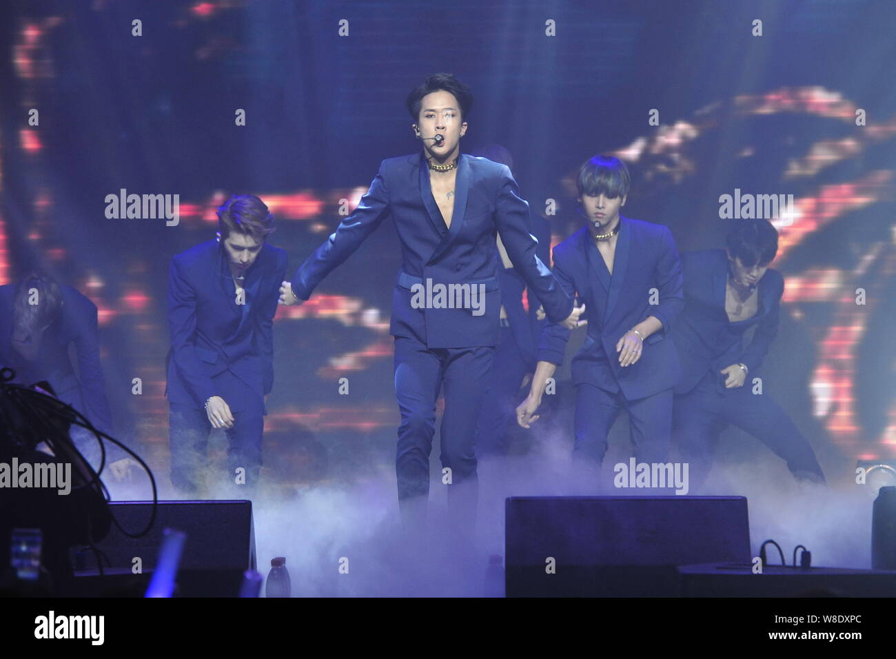 Mitglieder der Koreanischen Boy Group VIXX an einem Schaufenster für ihr neues Album "verkettet" in Peking, China, 8. Dezember 2015. Stockfoto