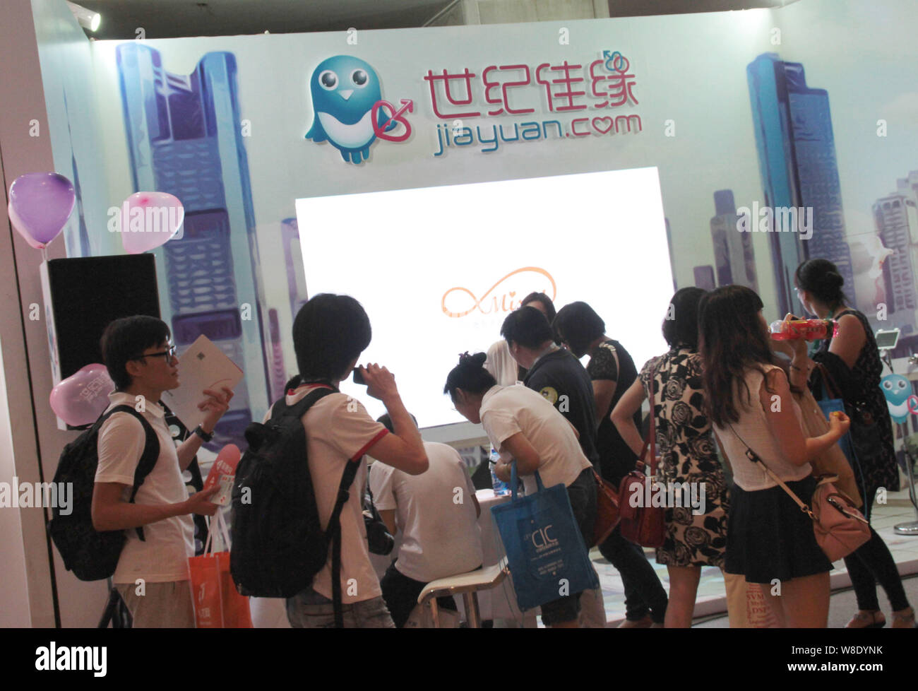 ---- Leute besuchen Sie den Stand von online Dating Site jiayuan.com während einer Messe in Peking, China, 26. August 2014. China's Internet Steuerung Stockfoto