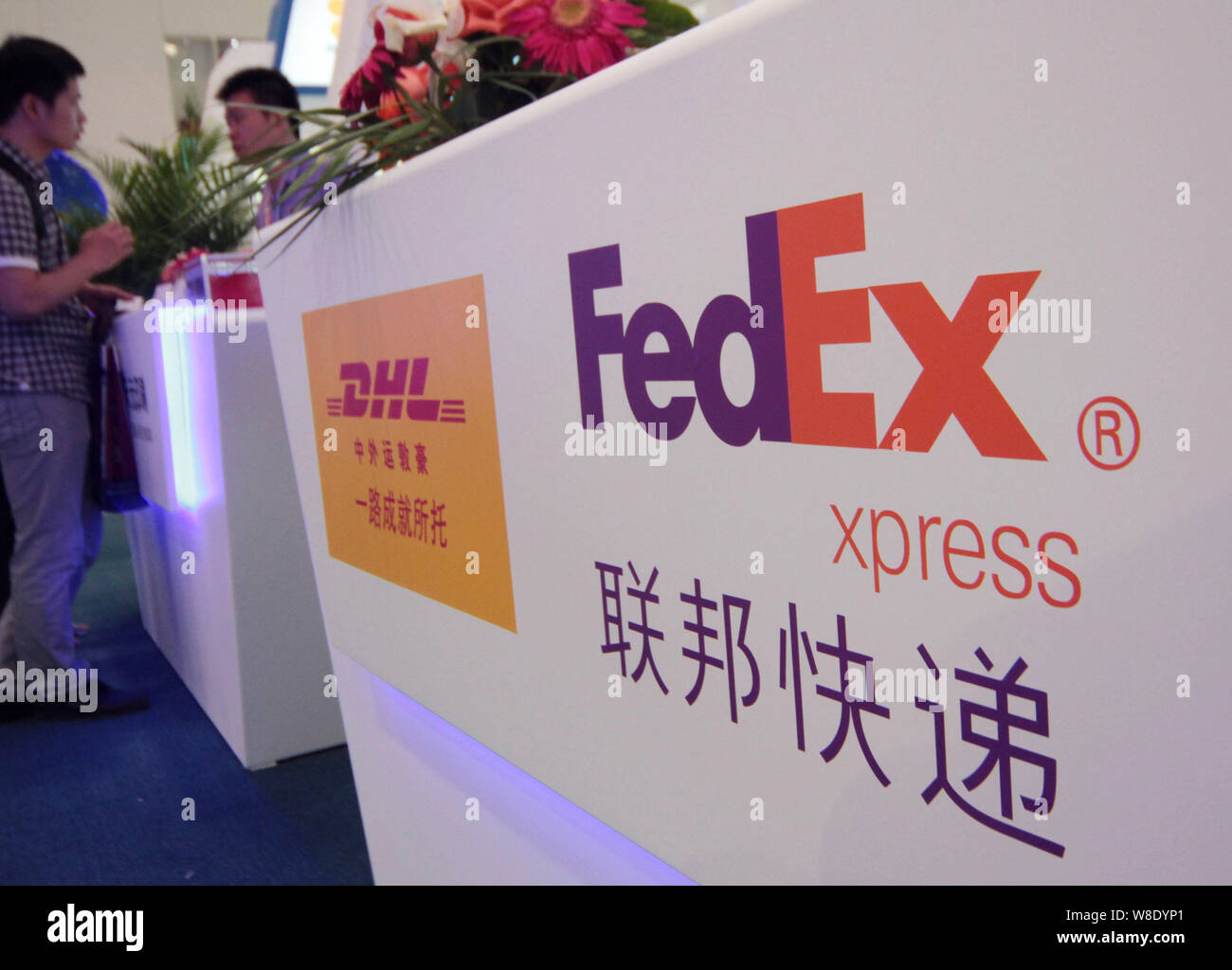 ------ Zeichen von FedEx Express und DHL sind während einer Messe in Peking, China, 28. Mai 2014. FedEx Corp. ist der Niederländische Paket Lieferung Unternehmen kaufen Stockfoto