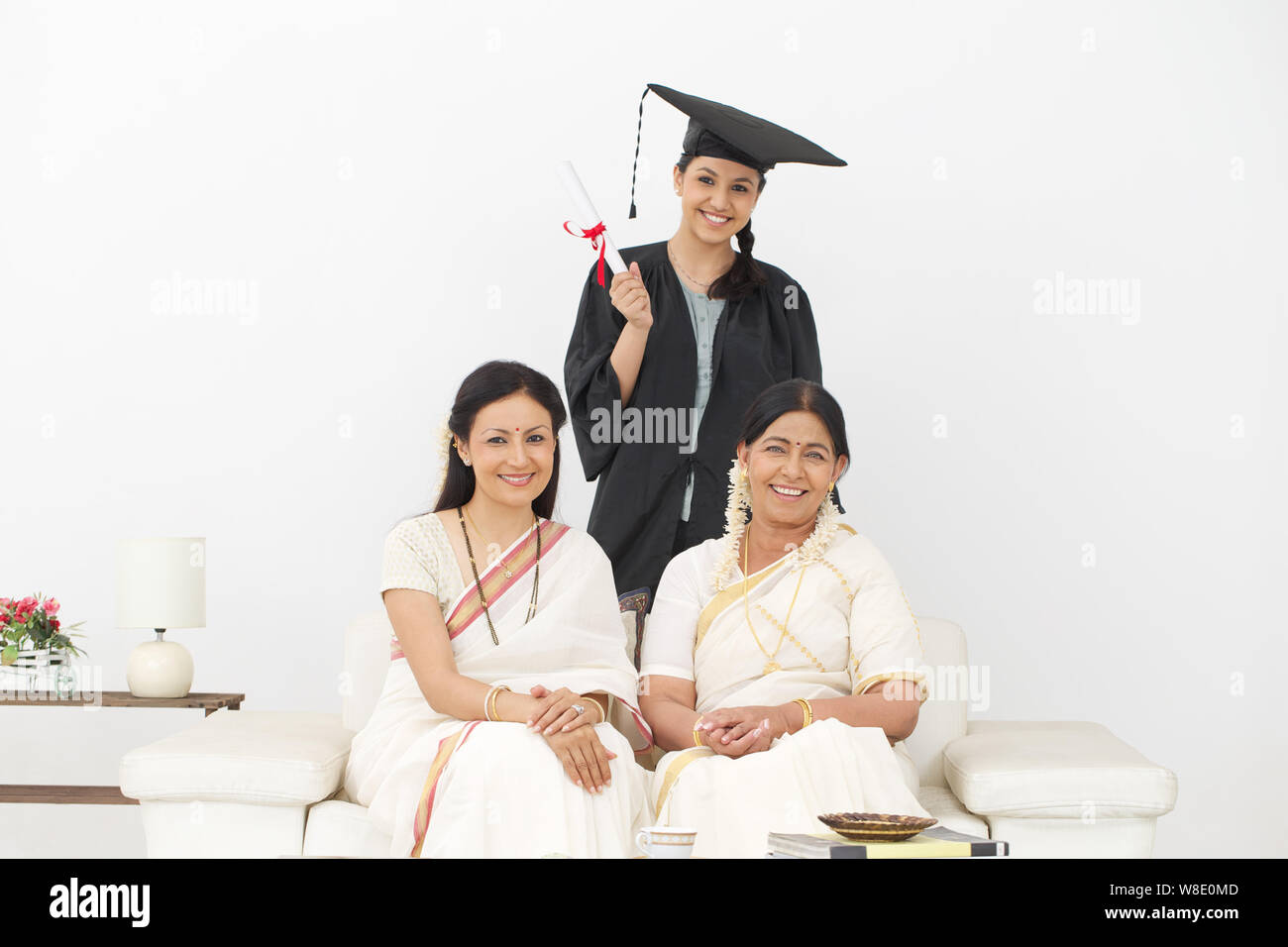 Studentin mit ihren Eltern zu Hause Stockfoto