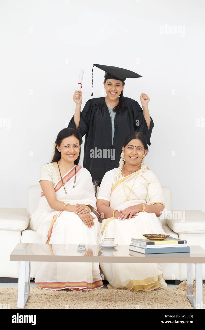 Studentin mit ihren Eltern zu Hause Stockfoto
