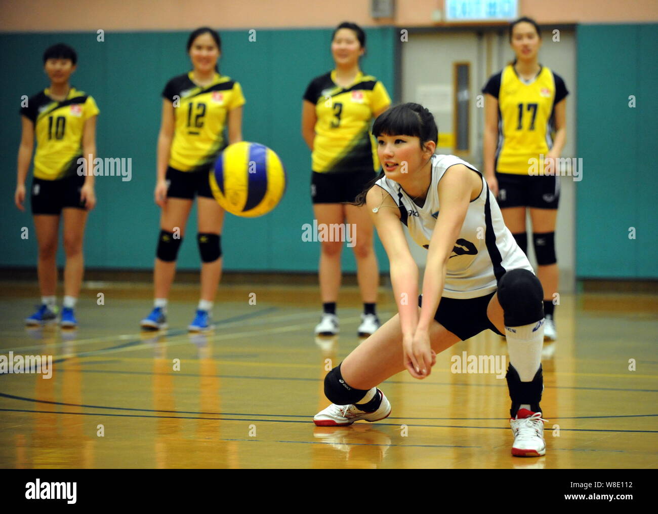 Sabina Altynbekova der nationalen Kasachstans Volleyballerinnen nimmt teil an einer Veranstaltung bei ihrem Besuch in Hongkong, China, 29. Dezember 2014. Stockfoto