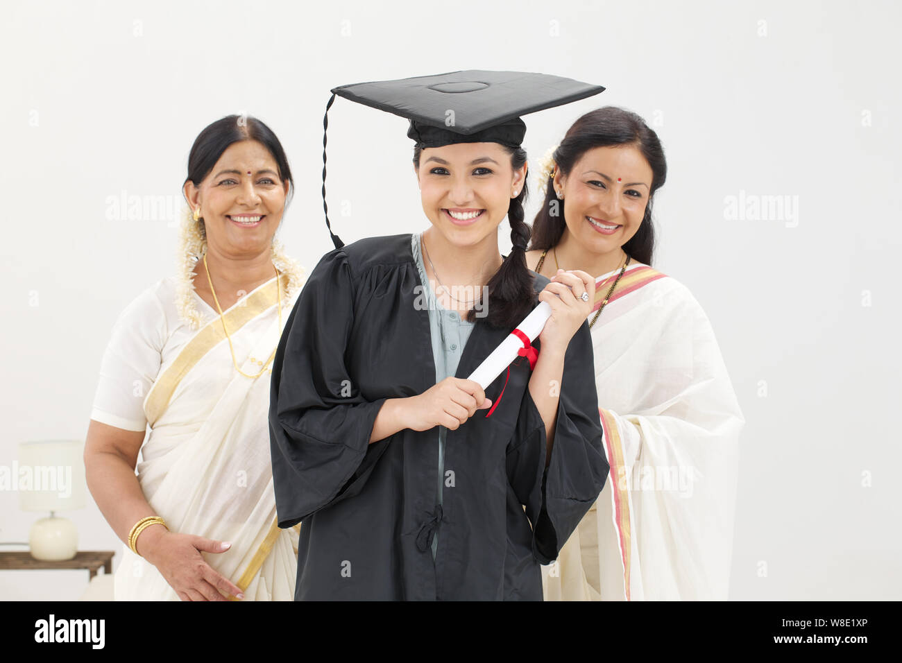 Graduate Student Abschlussgrad mit ihrer Familie in der Hintergrund Stockfoto
