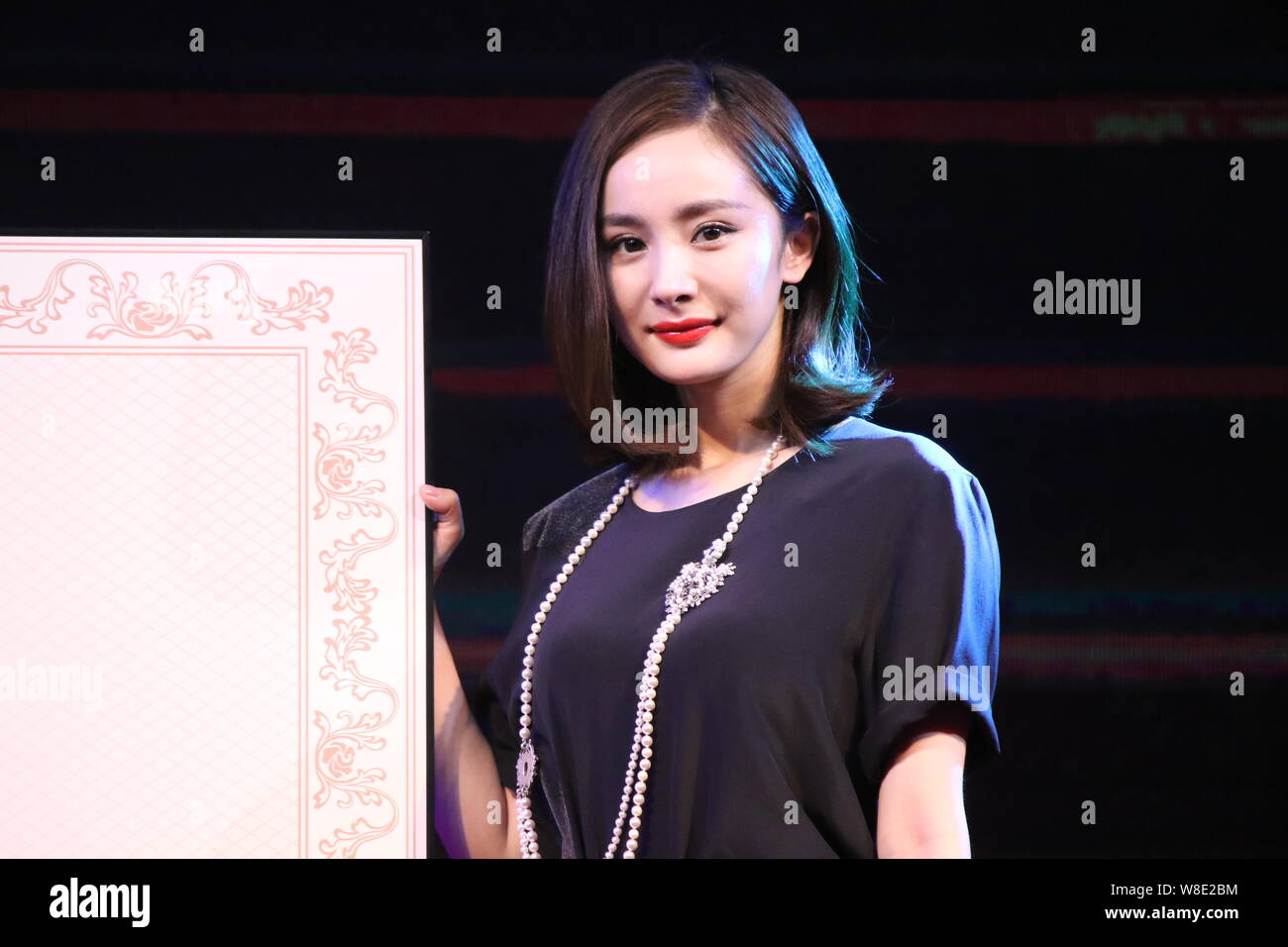 Chinesische Schauspielerin Yang Mi stellt auf einer Pressekonferenz für ihren neuen Film "Verlieben Sie sich wie ein Star" in Shanghai, China, 16. Juli 2015. Stockfoto
