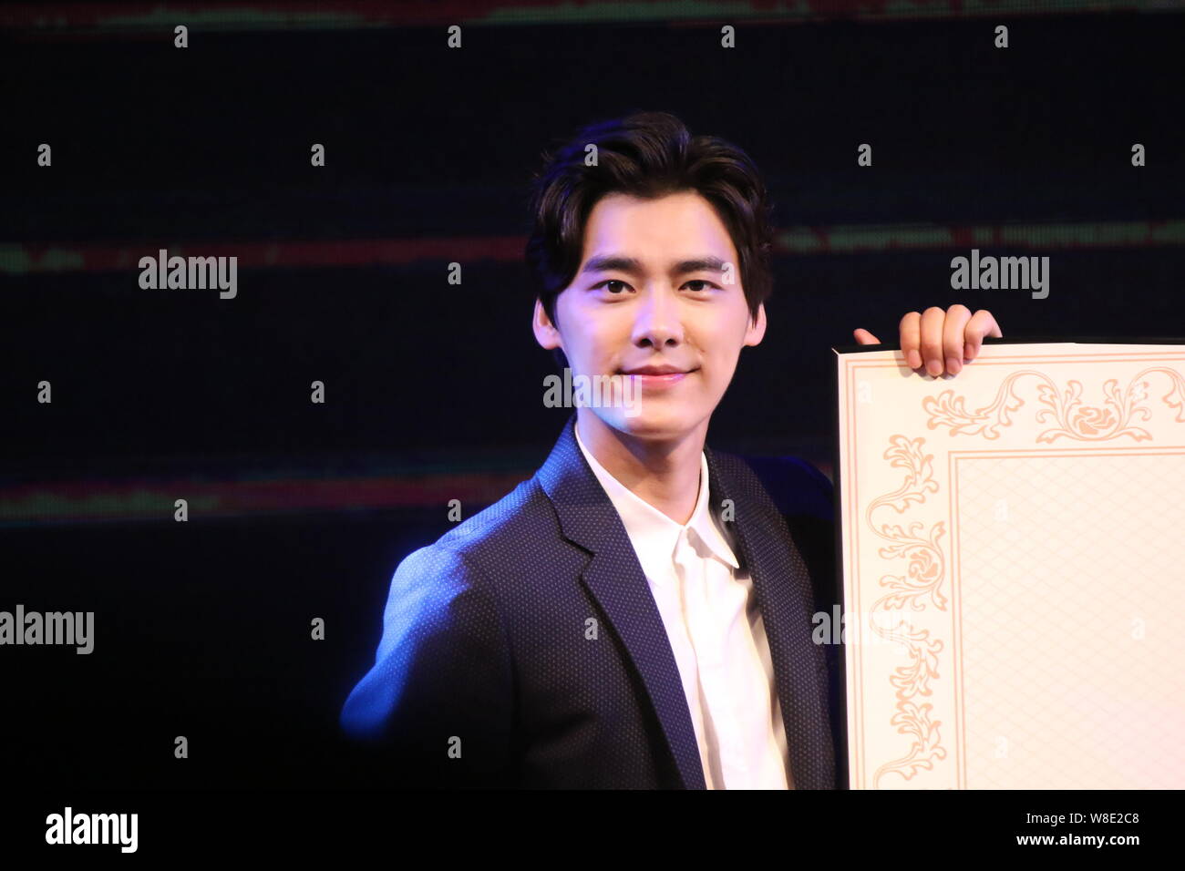 Chinesische Schauspieler Li Yifeng stellt auf einer Pressekonferenz zu seinem neuen Film "Verlieben Sie sich wie ein Star" in Shanghai, China, 16. Juli 2015. Stockfoto