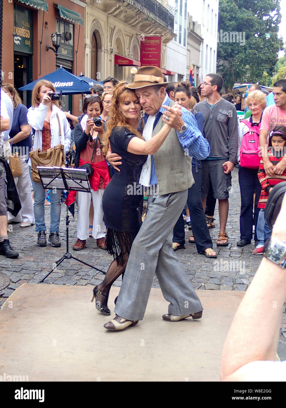 Buenos Aires, Argentinien - 4. März, 2013: Leidenschaftlich älteres Paar tanzen Wange an Wange Tango in San Telmo in Buenos Aires Stockfoto