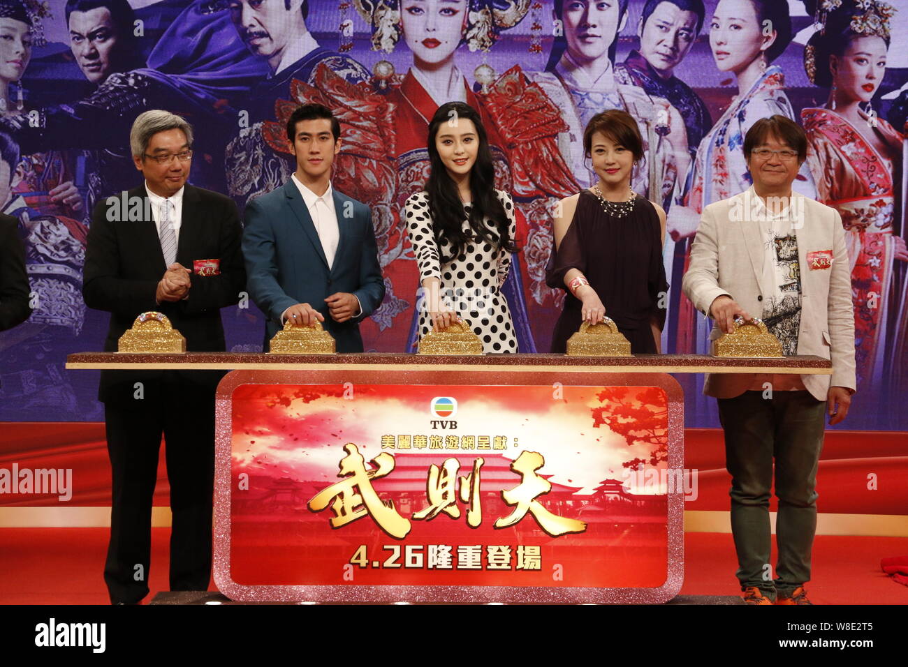 (Zweite links) und Hong Kong Schauspieler Aarif Lee, chinesische Schauspielerin Fan Bingbing und Hongkong Schauspielerin Kathy Chau stellen während einer Pressekonferenz für ihre T Stockfoto