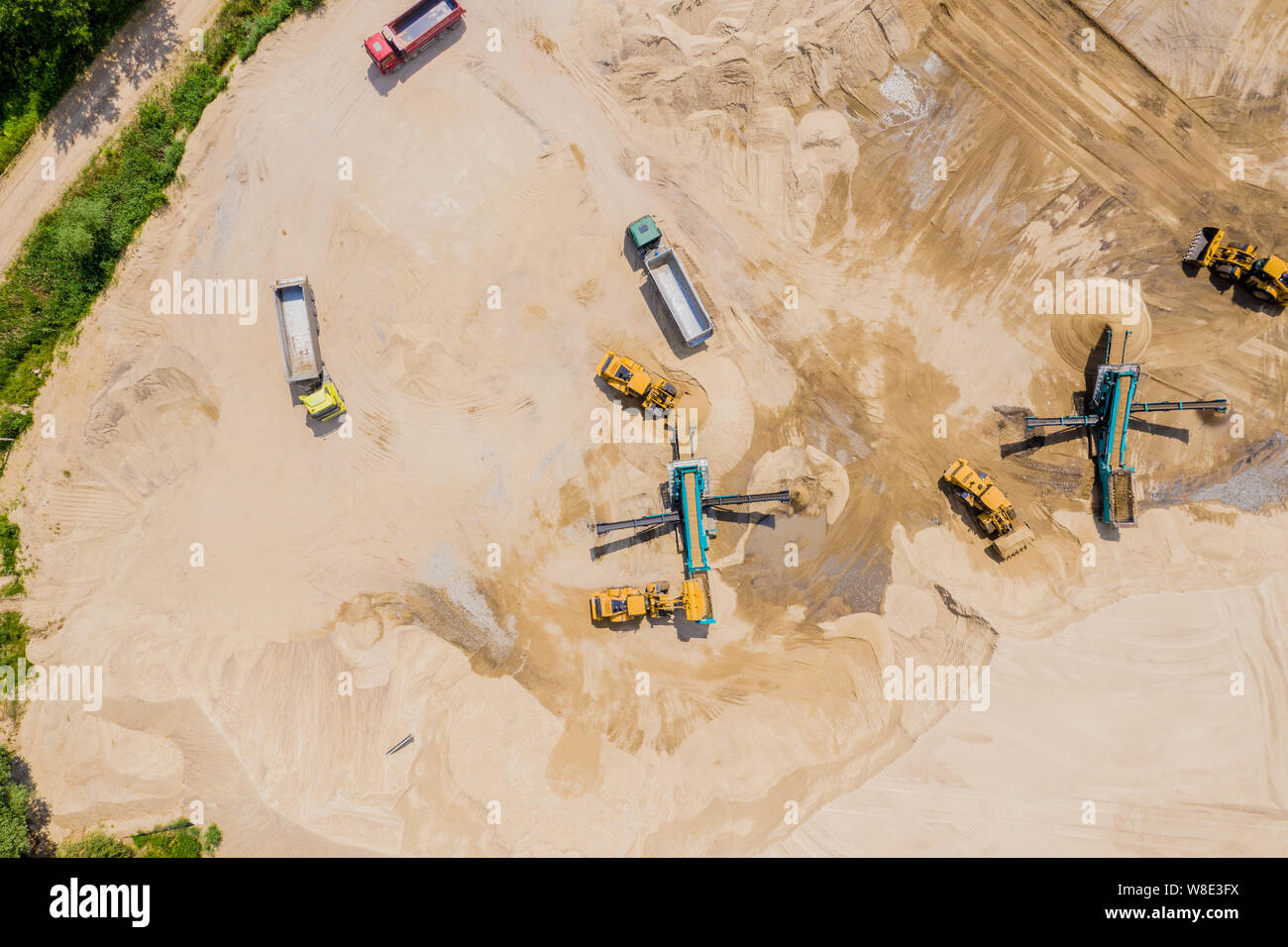 Luftaufnahme von Sand Bergbaubetrieb Extrahieren eines Bereichs der Mineralsande. Stockfoto