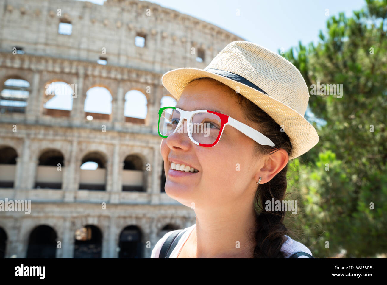 Frau touristische Tragen italienische Flagge Sonnenbrille Vor dem Kolosseum, Rom, Italien Stockfoto