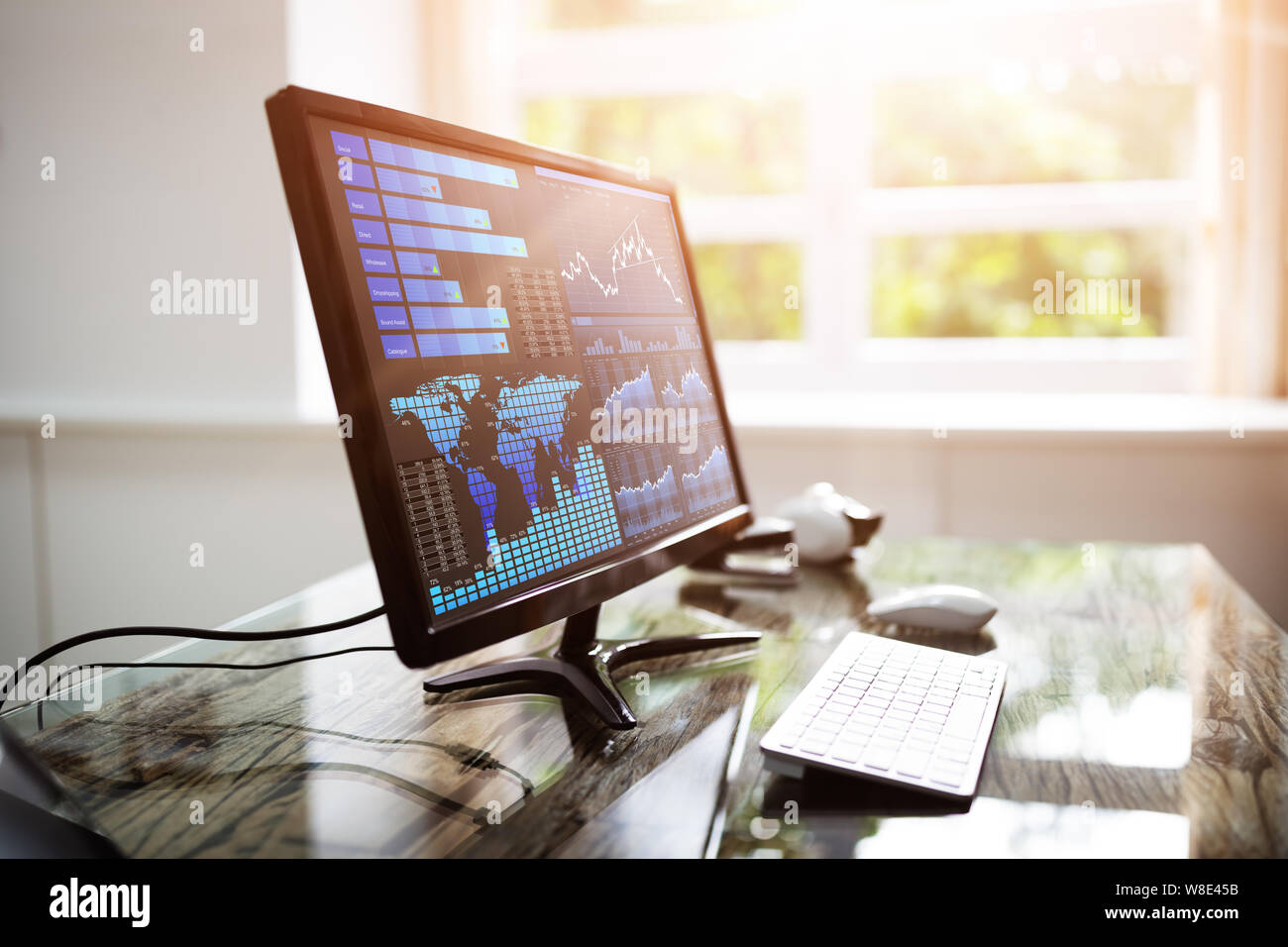 Computer mit Dashboard Business Analytics Software auf Geröll im Büro Stockfoto