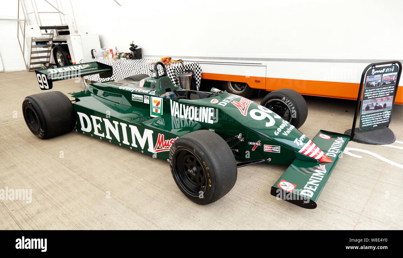 Seitenansicht eines Tyrell 011 Formel 1 Rennwagen, Gefahren, in der Zeit, von Michele Alboreto, die auf der 2019 Silverstone Classic Stockfoto